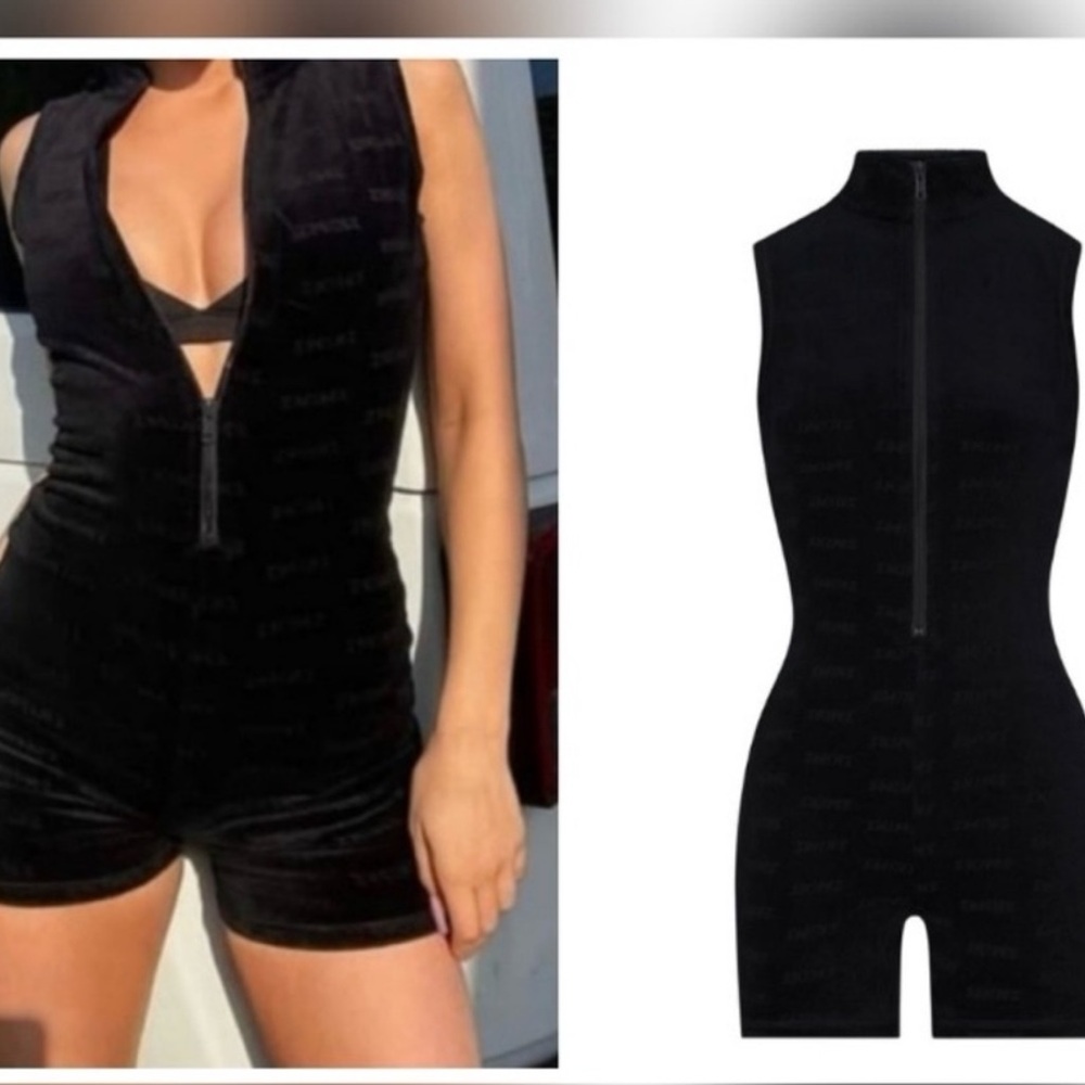 SKIMS velour romper onsie zip NWT sz small onyx